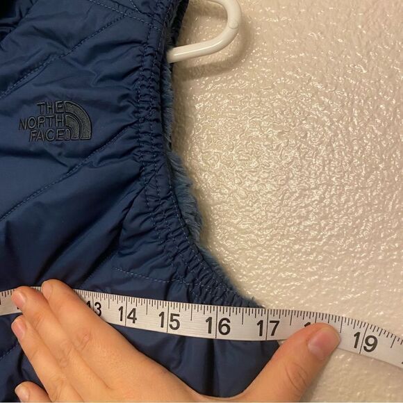 The North Face Women's Mossbud Insulated Revesible furry Vest Blue Wing Teal -S - Picture 11 of 12